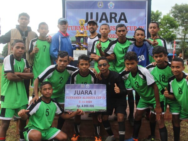 PS SMP Negeri 6 Langke Rembong Raih Juara 1 Turnamen Aloisius Cup IV U15 tahun 2022